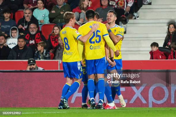 Ruben Alcaraz of Cadiz CF celebrates scoring his team´s first goal with teammates during the LaLiga EA Sports match between RCD Mallorca and Cadiz CF...