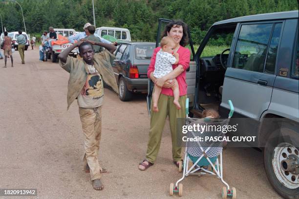 Group of expatriates including Germans, Swiss and Americans, fleeing the ethnic violences and massacres in Rwanda, arrives on April 09, 1994 at the...