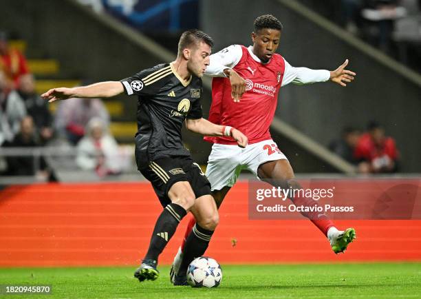 Robin Knoche of 1.FC Union Berlin battles for possession with Simon Banza of SC Braga during the UEFA Champions League match between SC Braga and 1....