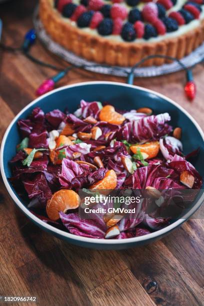 radicchio-salat mit mandarinen - mandarine stock-fotos und bilder