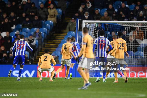 Jeff Hendrick of Sheffield Wednesday scores to make it 1-1 during the Sky Bet Championship match between Sheffield Wednesday and Leicester City at...