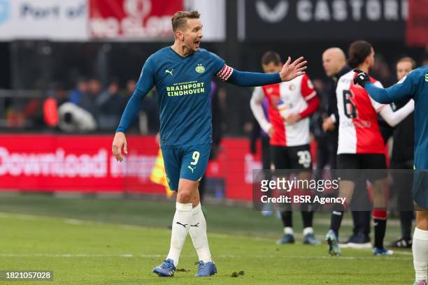 Luuk de Jong of PSV in discussion during the Dutch Eredivisie match between Feyenoord and PSV at Stadion Feijenoord on December 3, 2023 in Rotterdam,...
