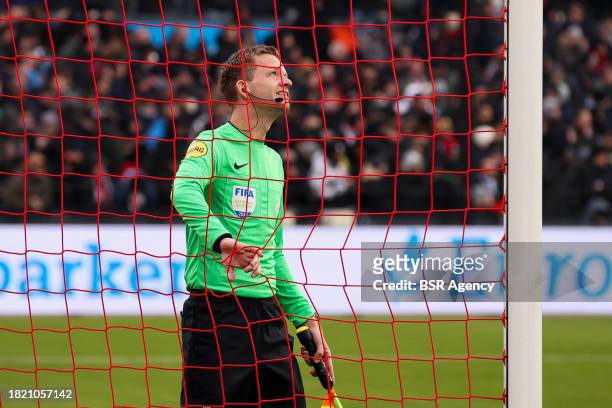 Assistent referee Jan de Vries check the net of the goal during the Dutch Eredivisie match between Feyenoord and PSV at Stadion Feijenoord on...