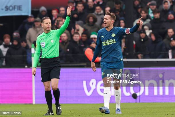 Referee Danny Makkelie gestures and also Luuk de Jong of PSV gestures during the Dutch Eredivisie match between Feyenoord and PSV at Stadion...