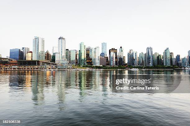 vancity skyline at coal harbour - puerto de coal fotografías e imágenes de stock