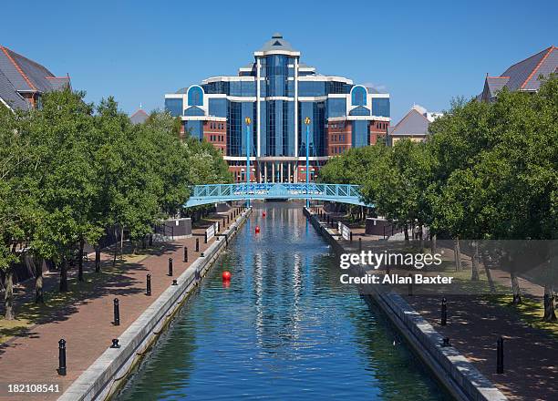 skyline of manchester at midday - salford quays stock-fotos und bilder