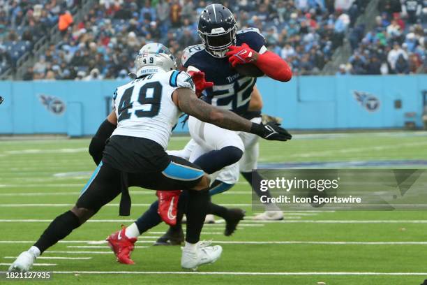 Tennessee Titans running back Derrick Henry eludes the tackle attempt of Carolina Panthers linebacker Frankie Luvu during a game between the...