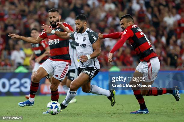 Hulk of Atletico Mineiro fights for the ball with Thiago Maia and Fabricio Bruno of Flamengo during the match between Flamengo and Atletico Mineiro...