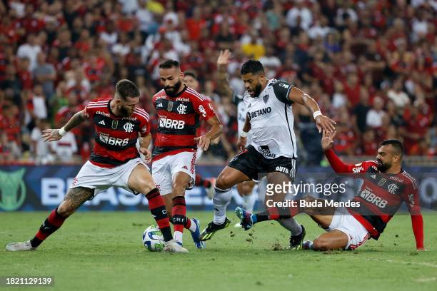 Hulk of Atletico Mineiro fights for the ball with Leo Pereira, Thiago Maia and Fabricio Bruno of Flamengo during the match between Flamengo and...