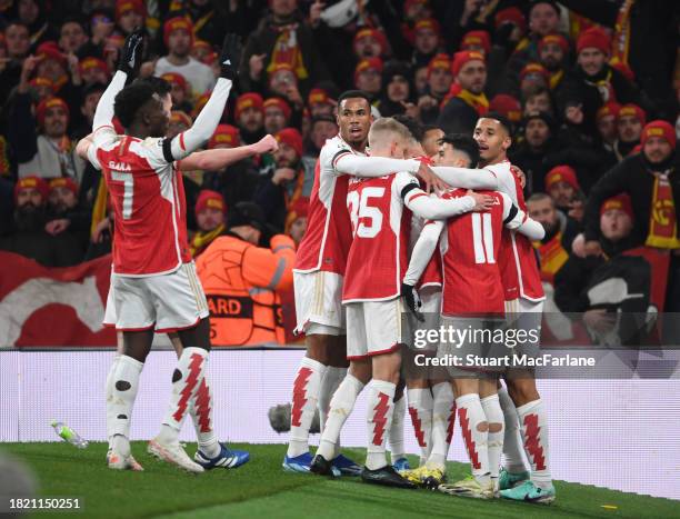 Kai Havertz celebrates scoring the 1st Arsenal goal with Bukayo Saka, Gabriel, Oleksandr Zinchenko, Gabruiel Martinelli and William Saliba during the...