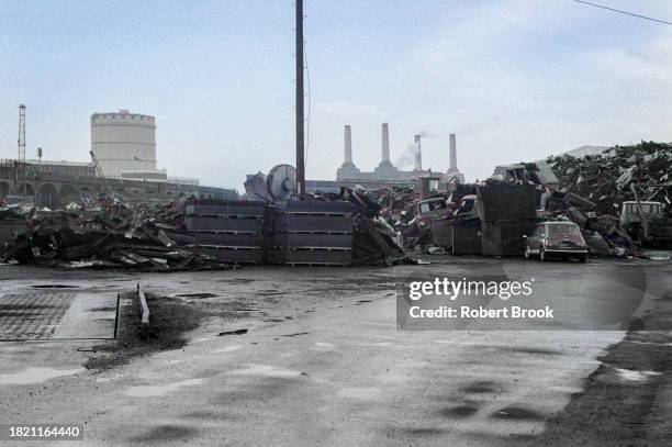 scrapyard in battersea with view of power station, 1975 - 1975 - fotografias e filmes do acervo