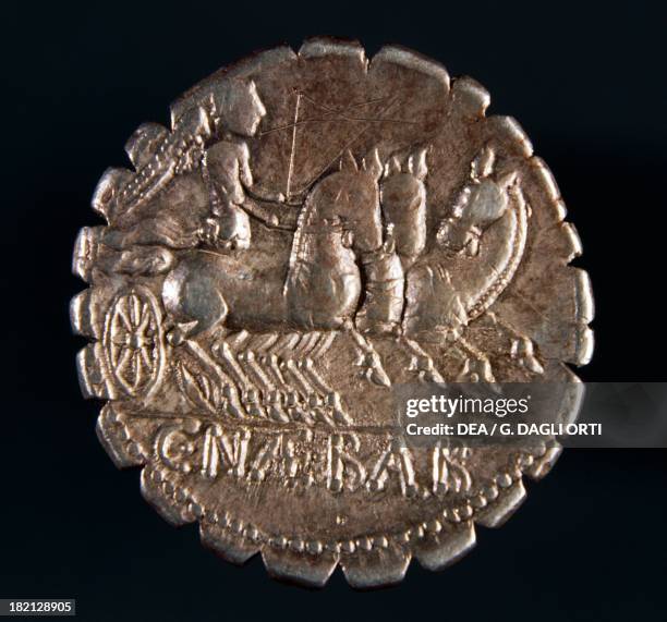 Silver denarius with notches from the Roman Republic depicting a chariot, verso. Roman coins. Parigi, Jean Vinchon Numismatique