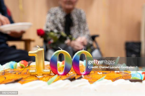 cose up of birthday cake in centenarian celebration. grandma 100's birthday - 100th anniversary stockfoto's en -beelden