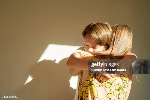 mom comforting crying son - vergebung stock-fotos und bilder