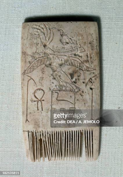 Comb with the name of the king Djet, ivory, 4.5 cm x8, from Abydos. Egyptian civilisation, Archaic Period, I Dynasty. Cairo, Egyptian Museum