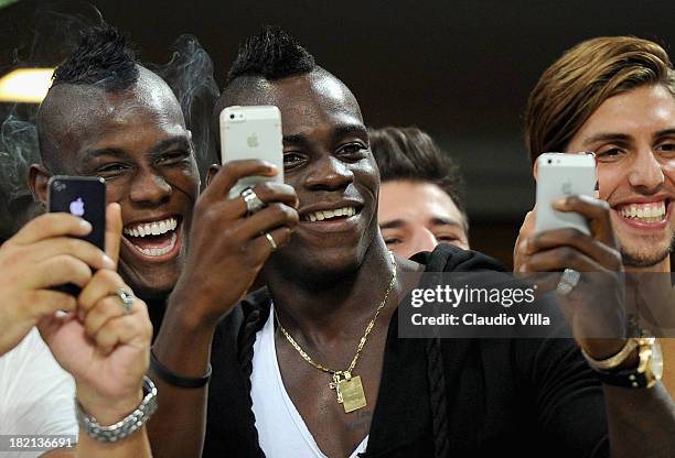 Mario Balotelli of AC Milan takes a photograph with his phone before the Serie A match between AC Milan and UC Sampdoria at Stadio Giuseppe Meazza on...