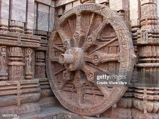 a chariot wheel - konark temple stockfoto's en -beelden