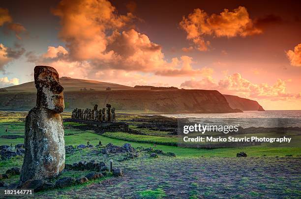 lone moai at tongariki - isla de pascua fotografías e imágenes de stock