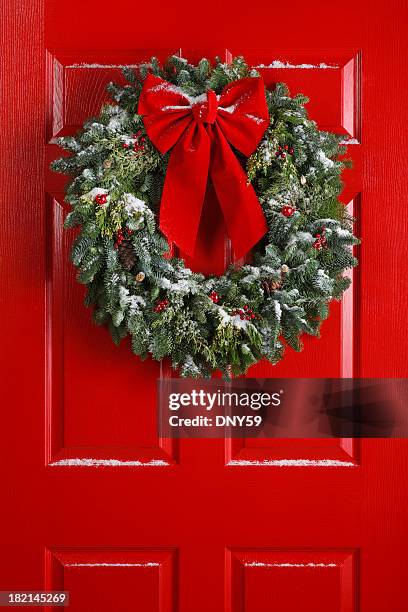 christmas wreath on red door - blomsterkrans bildbanksfoton och bilder