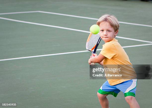 pre-school tennis player - tennisser stockfoto's en -beelden