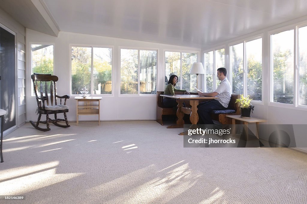 Heureux Couple en Simple Solarium