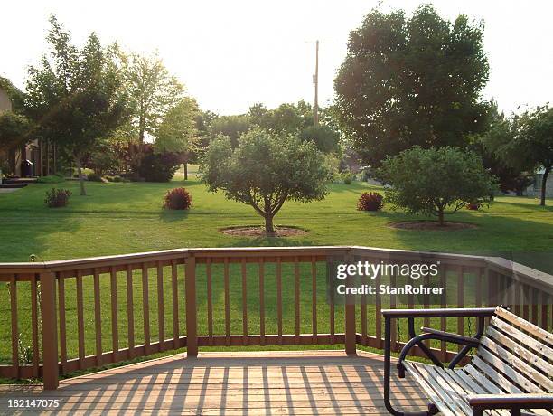 back yard deck - back porch stockfoto's en -beelden