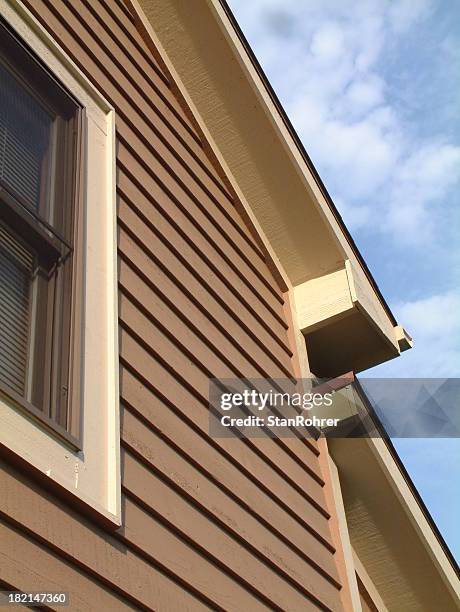 segunda história casa janela alinhares 4 - revestimento exterior de parede imagens e fotografias de stock