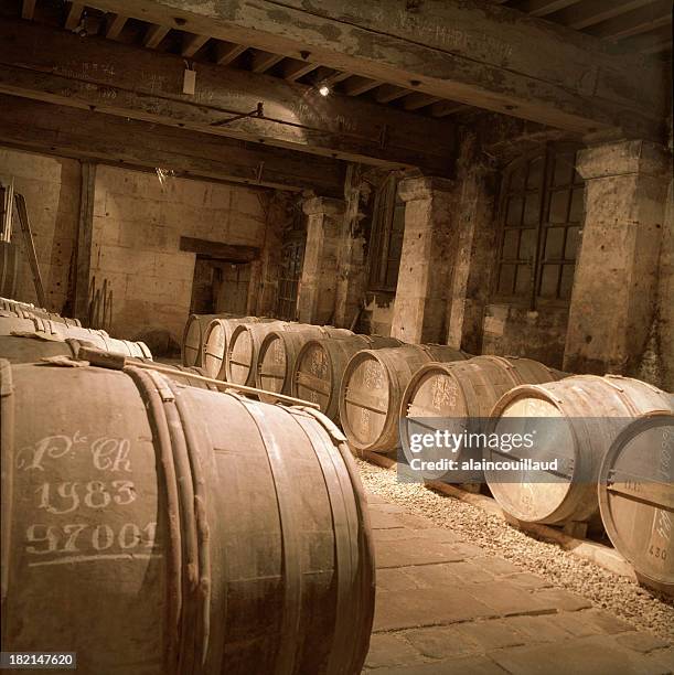 cognac cellar - cognac 個照片及圖片檔