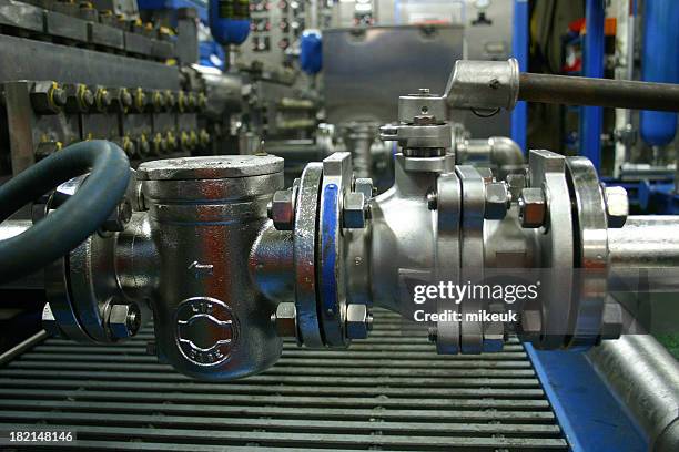 oil rig-plattform und rohre ventile prüfen - ventil stock-fotos und bilder