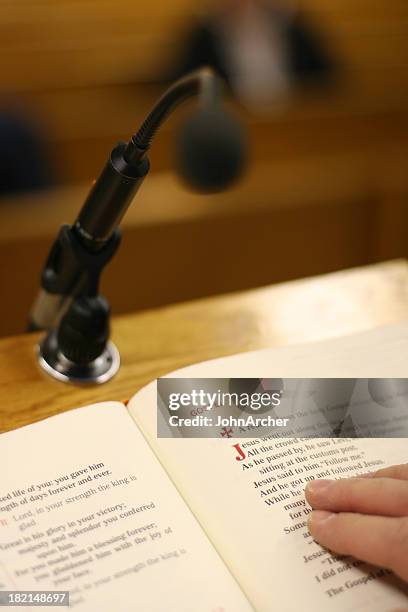 lectura el gospel - texto religioso fotografías e imágenes de stock