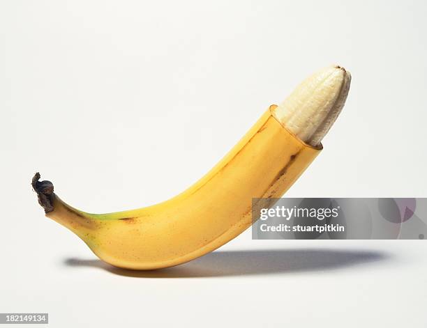 beschnittene banana - beschneidung stock-fotos und bilder