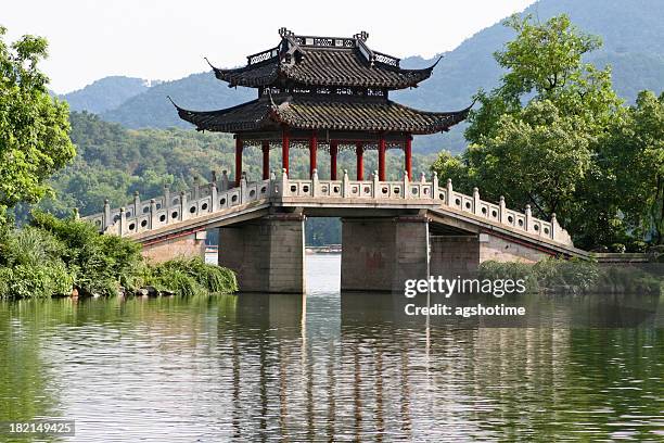 bridge in hangzhou - hangzhou stock pictures, royalty-free photos & images