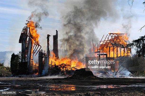 casa de incendios - destrucción fotografías e imágenes de stock