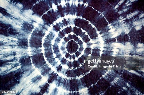 knüpfbatik – indigo - abbindebatik stock-fotos und bilder