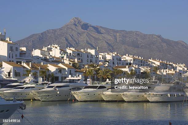 puerto banus - playa de la concha fotografías e imágenes de stock