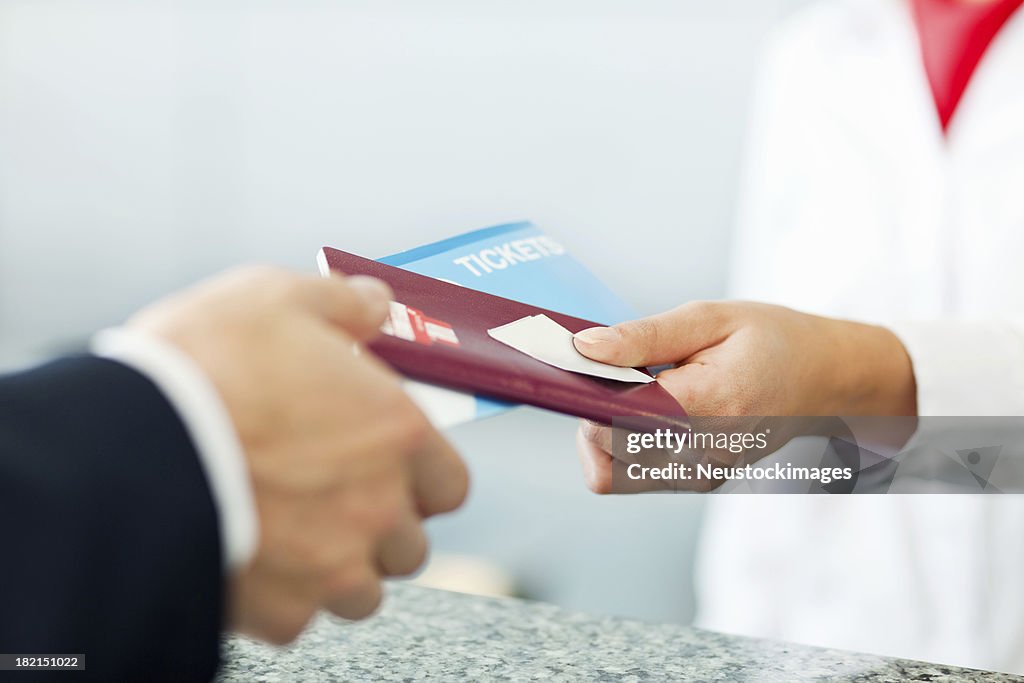 Homme d'affaires de l'enregistrement à l'aéroport