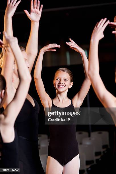 ballerina mi dedicavo alle prove con gruppo di ballerini - dance teacher foto e immagini stock