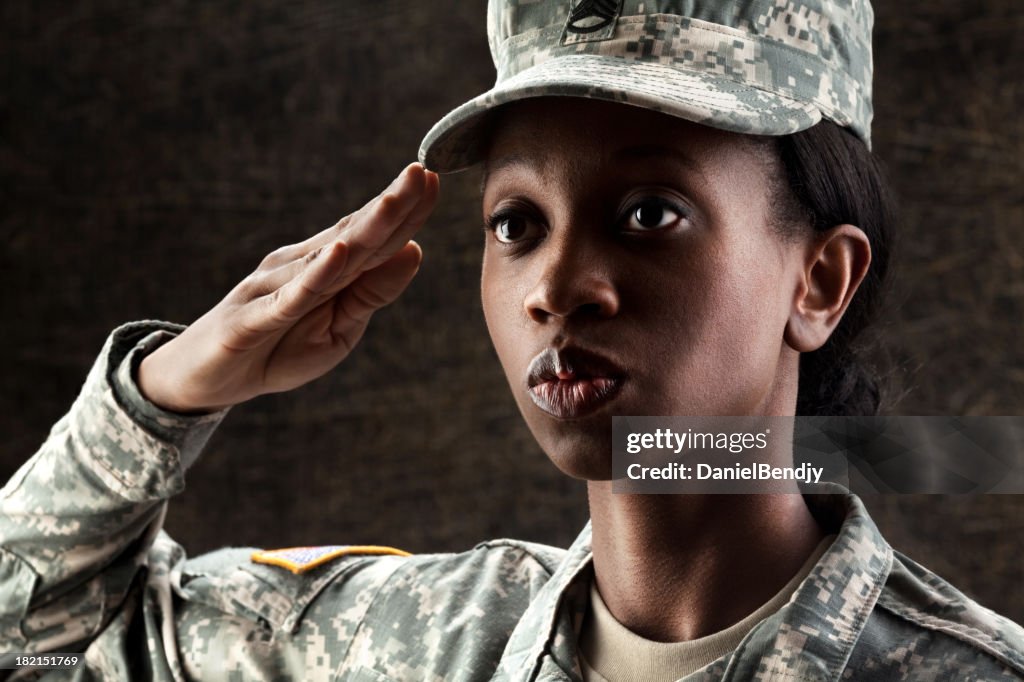 Femme afro-américaine Soldier Series: Contre Fond marron foncé