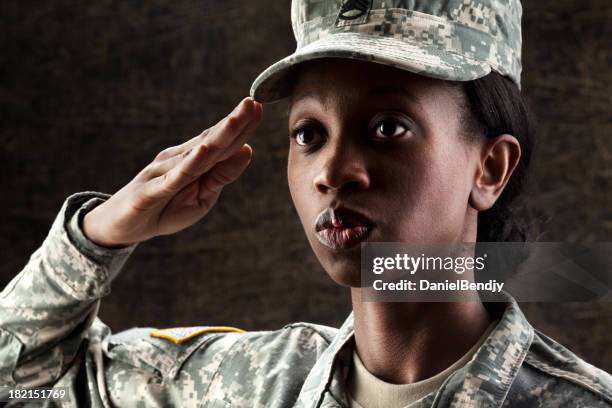 mulher soldado americano africano série: contra o fundo escuro brown - uniform cap imagens e fotografias de stock