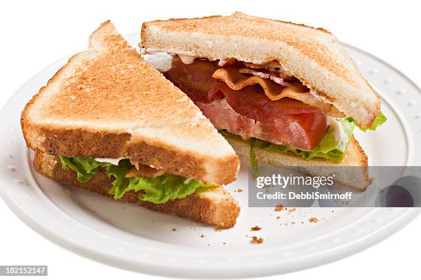 blt, speck, kopfsalat und tomaten-sandwich auf toast - blt sandwich stock-fotos und bilder