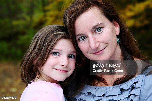 beautiful mother and daughter looking at camera - jewish people stockfoto's en -beelden