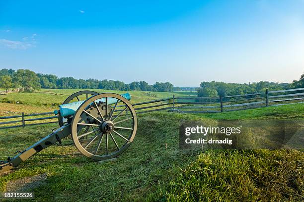 cannon at the gettysburg national military park - gettysburg stock pictures, royalty-free photos & images