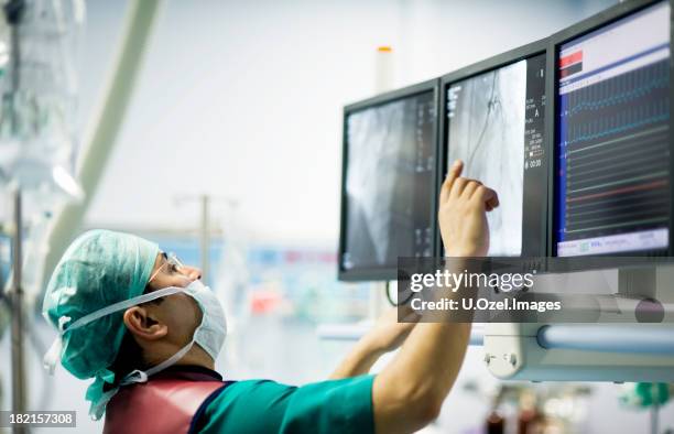 cardiologista médico na sala de operação - ritmo-cardíaco imagens e fotografias de stock