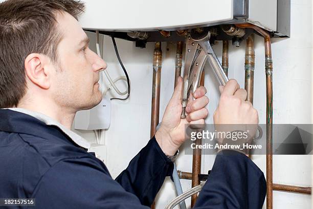 plombier de travail - boiler repair photos et images de collection