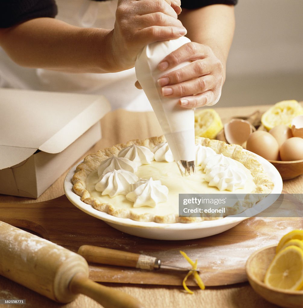 Piping crema sulla Torta di meringa e limone