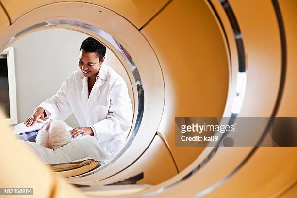 radiologista preparar doente de pet scanner-tac - tomografia por emissão de positrões imagens e fotografias de stock