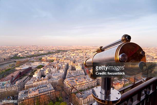télescope touristiques de paris - vue depuis la tour eiffel photos et images de collection