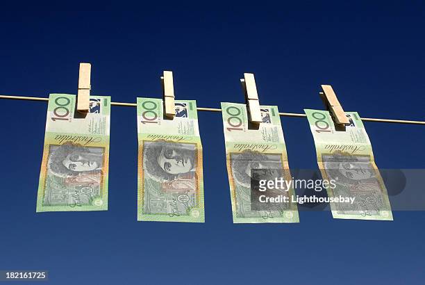 four australian cien billetes de dólar colgar en tendedero - money laundering fotografías e imágenes de stock