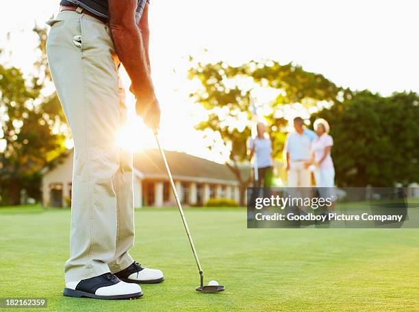 golfspieler bereit zum abschlag - einlochen golf stock-fotos und bilder