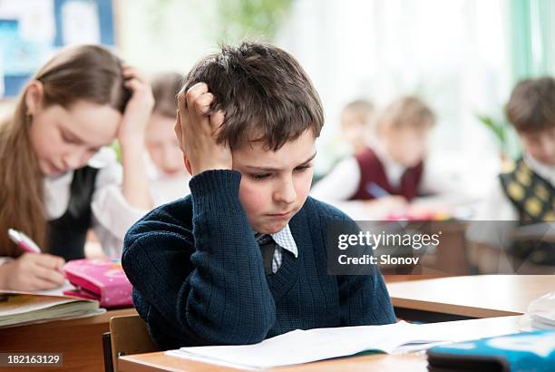 niño en edad escolar - boy sad fotografías e imágenes de stock